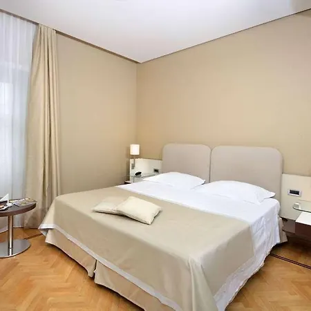 Palazzo Esedra 4* Naples