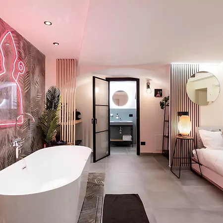 Jacuzzi - Centro Storico La Goccia Di S.gennaro Apartamento