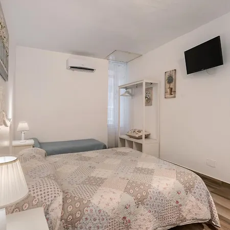 Aparthotel In Pieno Centro Storico Naples
