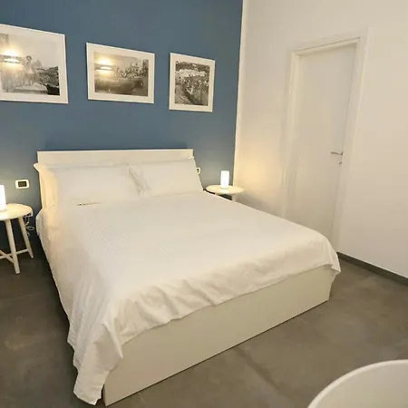 Delia & Gallery