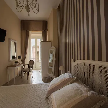 Bed & Breakfast In San Domenico Maggiore 3 *