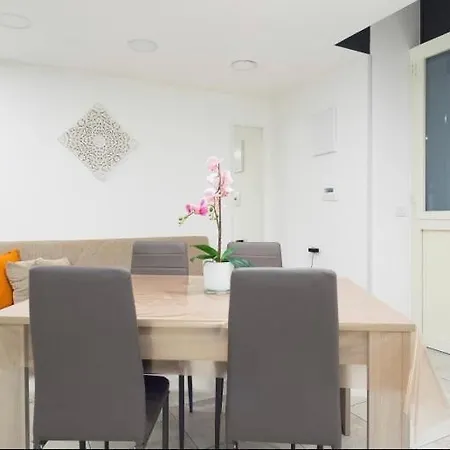 Graphite House Apartment *