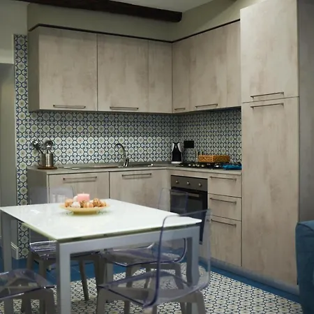 Chiaja Lux House * Naples