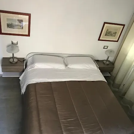 International לינה וארוחת בוקר 4*