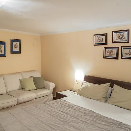Apartment Domus Ugo Naples