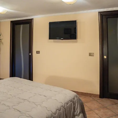 Domus Ugo Apartment *