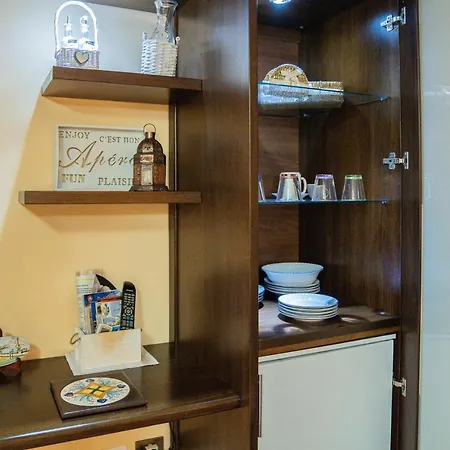 Apartment Domus Ugo Naples