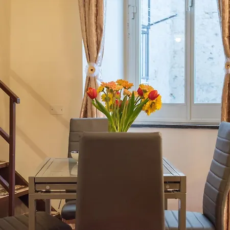 Centro, A Windows On The Monuments Apartment Naples