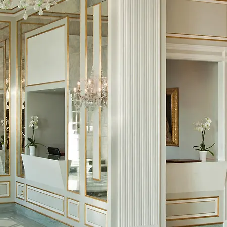 Grand Santa Lucia نابولي
