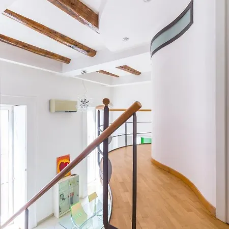 Design & Duplex At National Museum Νάπολη