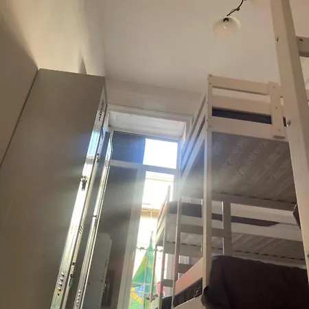 Hostel A I R H1o *