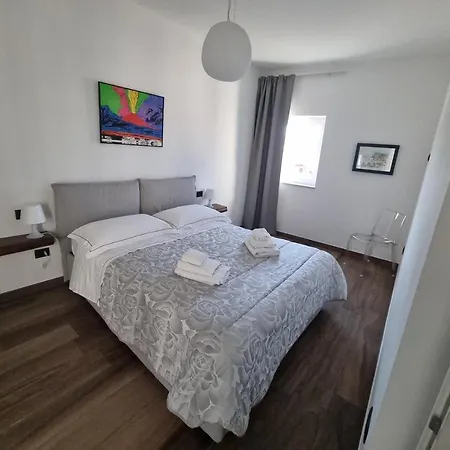 Metro Art Apartment *