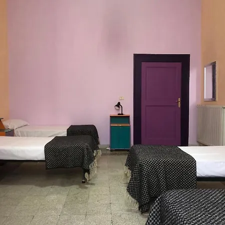 6 Small Hostel *