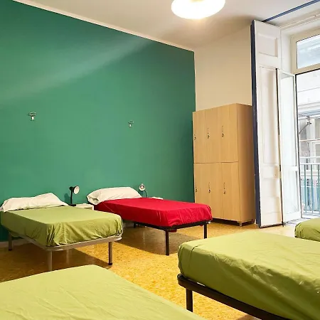 6 Small Hostel Nápoly