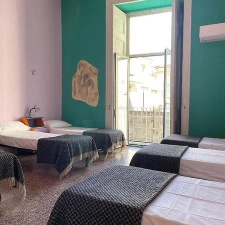 6 Small Hostel