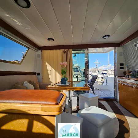 Botel Boat And Breakfast Monica Neapel