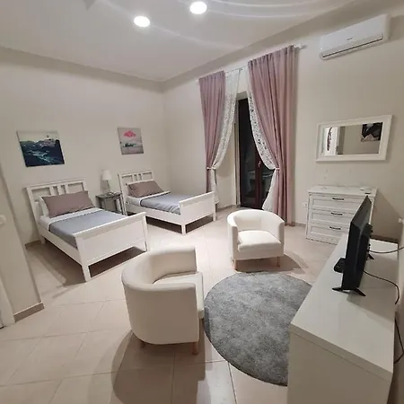 Palizzi's Behind Plebiscite Square Appartamento *