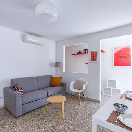Apartment Romantic Place With Pines, Cats, Stunning View And Parking *
