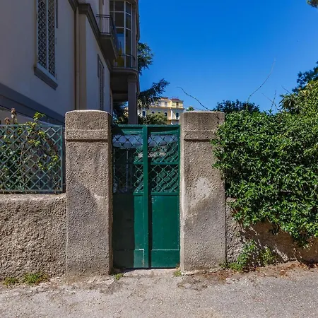 Apartment Romantic Place With Pines, Cats, Stunning View And Parking