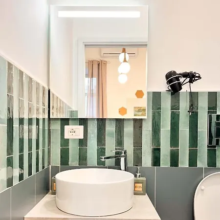 Portico 32 Bed & Breakfast