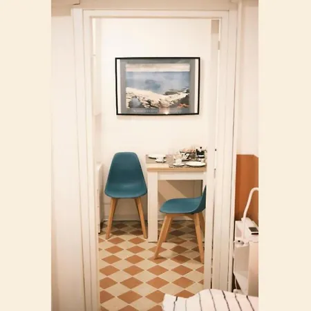 Nespolino, Casetta In Centro Storico Al Piano Terra Con Piccolo Spazio Esterno Privato Nápoly