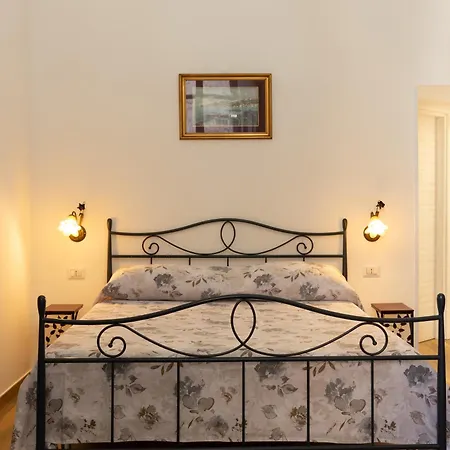 Palazzo Sersale * Neapel