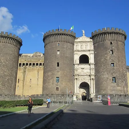 Tecla Naples