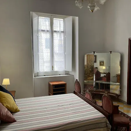 Historical Maison Des Artistes In Aristocratic Xvi Century Palace Naples