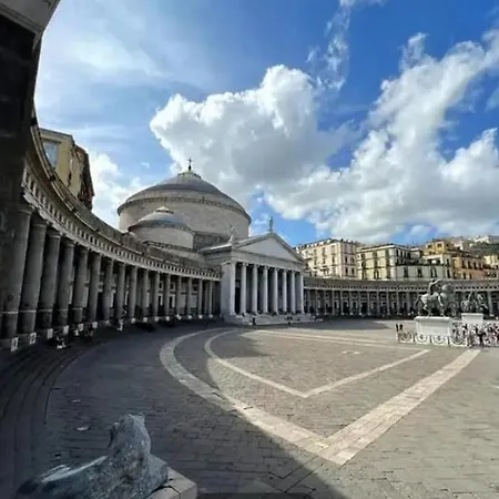 O Munaciell A Piazza Plebiscito Con Vista San Martino Апартаменты *