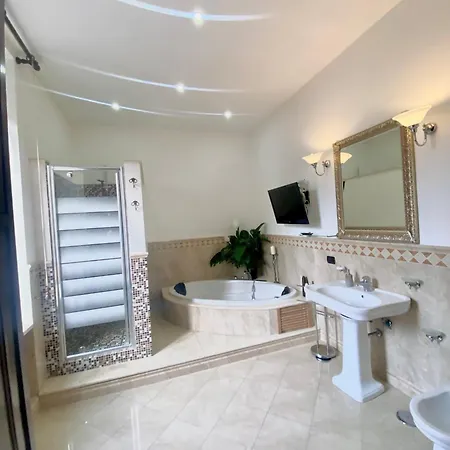 Casa Intera Con Terrazzo Nápoly