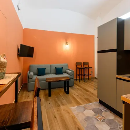Nea Domus Santa Monica Apartment
