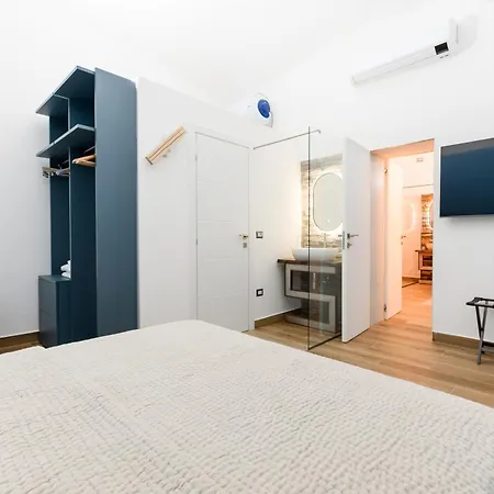 Nea Domus Santa Monica Apartment