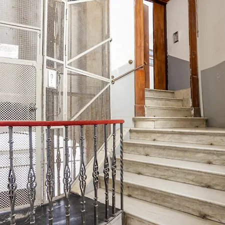 Via Tommaso Caravita 6 Appartamento *