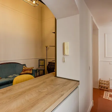Via Tommaso Caravita 6 * Napoli