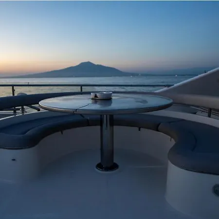 Jumpy Luxury Yacht بوتيل نابولي