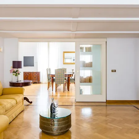 Centrally Located By The Sea Prestigious Appartement Naples