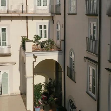 Palazzo Caracciolo Неаполь