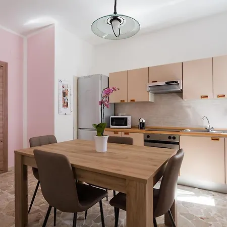 Rena - Garibaldi Station Apartment *