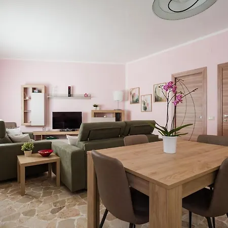 Rena - Garibaldi Station Apartment *