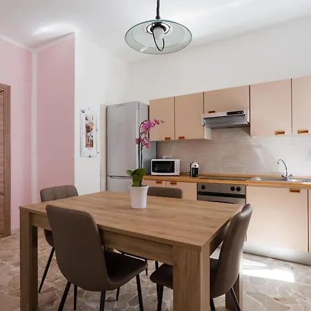 Rena - Garibaldi Station Apartment