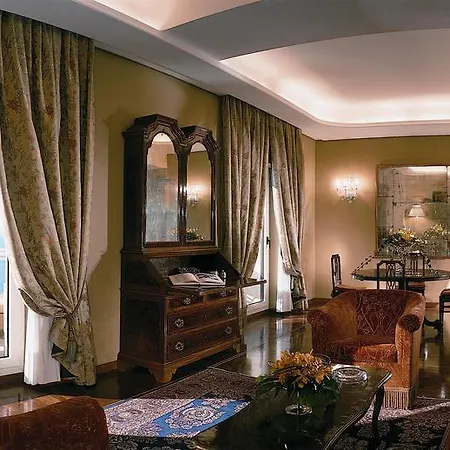 Hotel Grand Vesuvio 5*