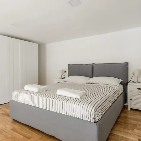 Apartment In Flats