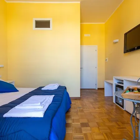 Trianon Bed & Breakfast 2*