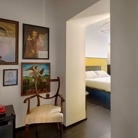 Tutt 'e Sant Luxury نابولي