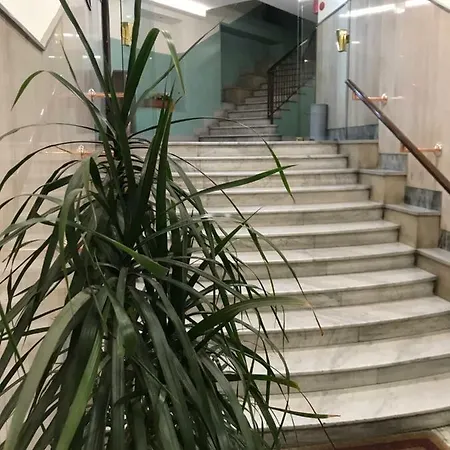 International לינה וארוחת בוקר 4*