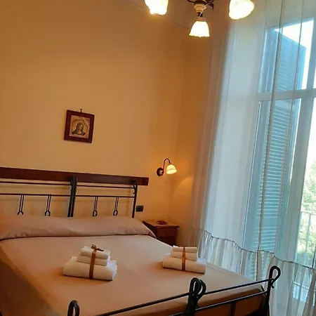 Conte Cavour 3* ナポリ