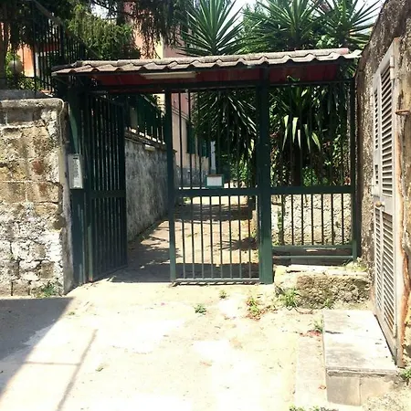 Garden House In Naples