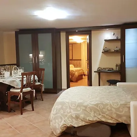 Domus Ugo Apartment *