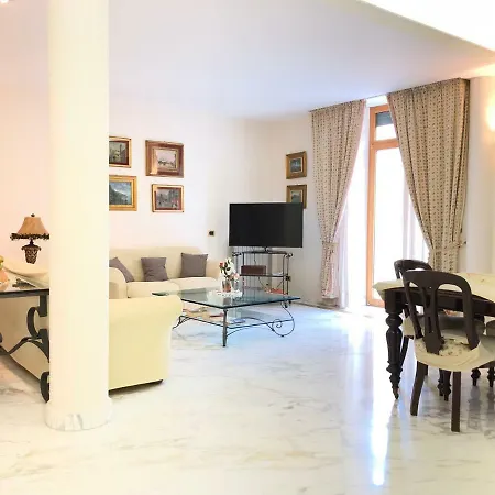 29 Via Dei Carrozzieri A Monteoliveto * Naples