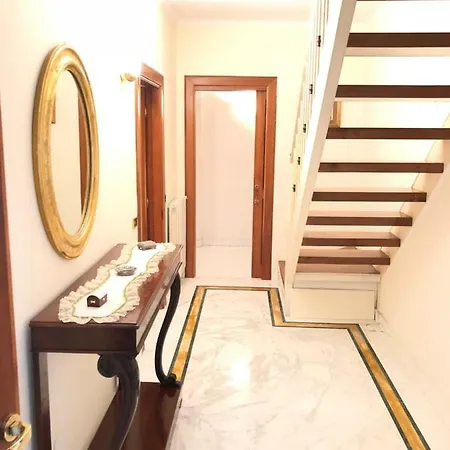 29 Via Dei Carrozzieri A Monteoliveto * Naples